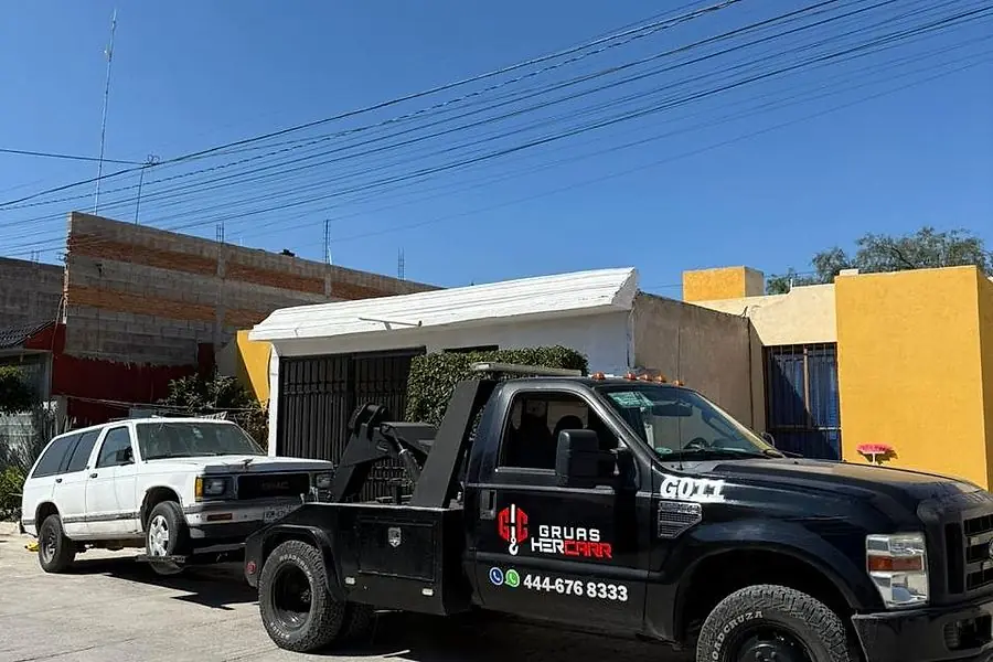 Grúa de arrastre Ford F-350 HERCARR unidad G011 negra