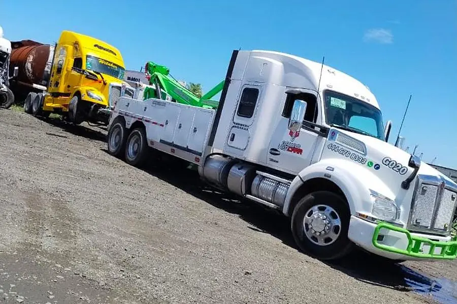 Grúa Kenworth de carga pesada HERCARR unidad G020 remolcando un tractocamión