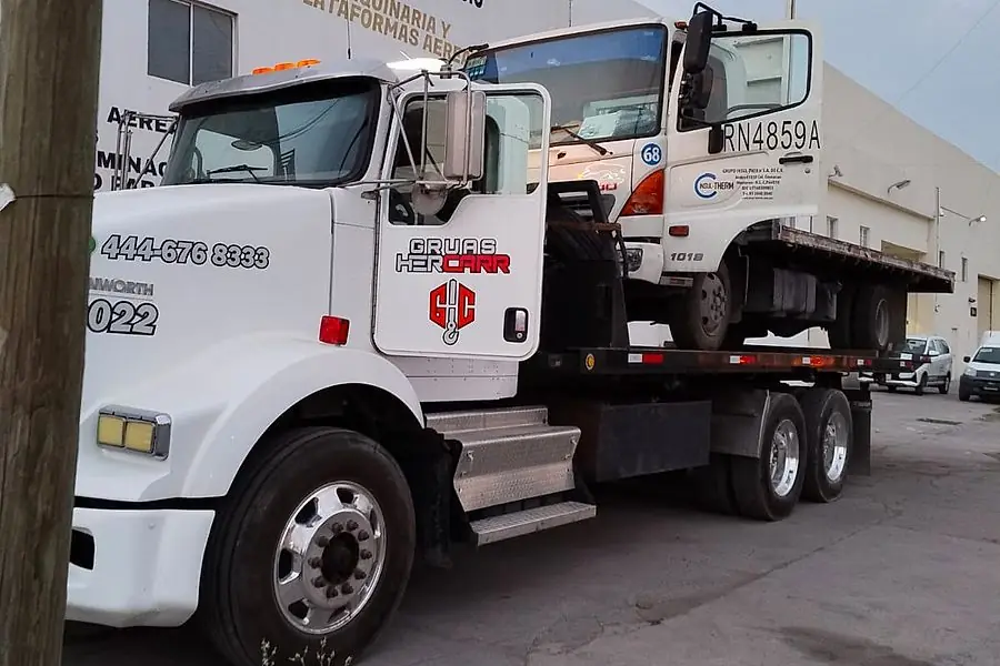 Plataforma pesada Kenworth HERCARR unidad G022 con un camión cargado