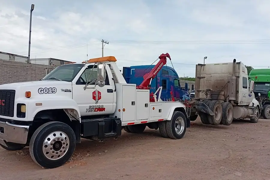 Grúa HERCARR trasladando un tractocamión en San Luis Potosí