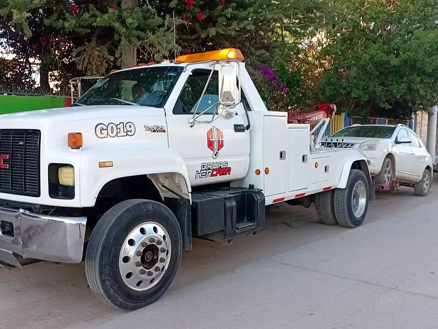 Grúa de arrastre HERCARR remolcando una camioneta