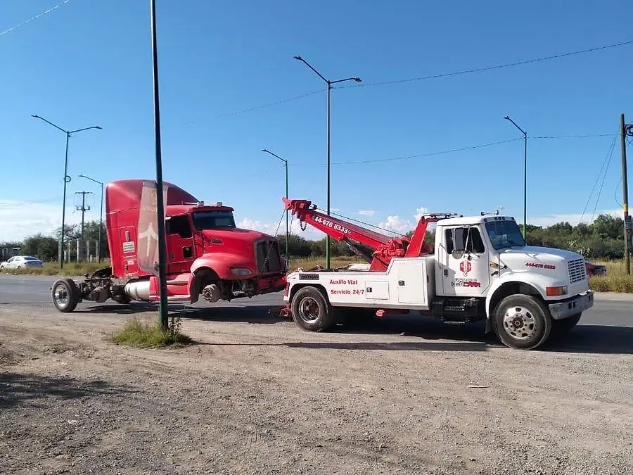 Unidad de auxilio vial HERCARR atendiendo un tractocamión en carretera