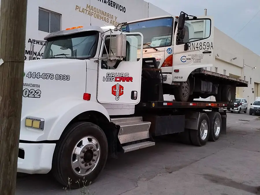 Plataforma pesada Kenworth HERCARR con un camión Hino cargado
