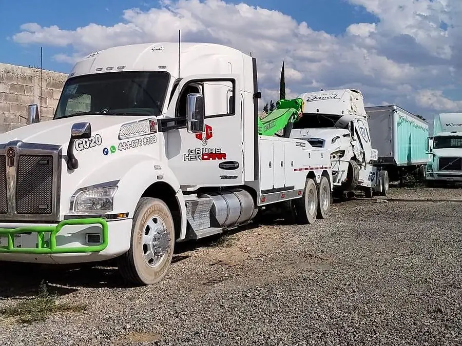 Grúa Kenworth de carga pesada HERCARR con un tractocamión
