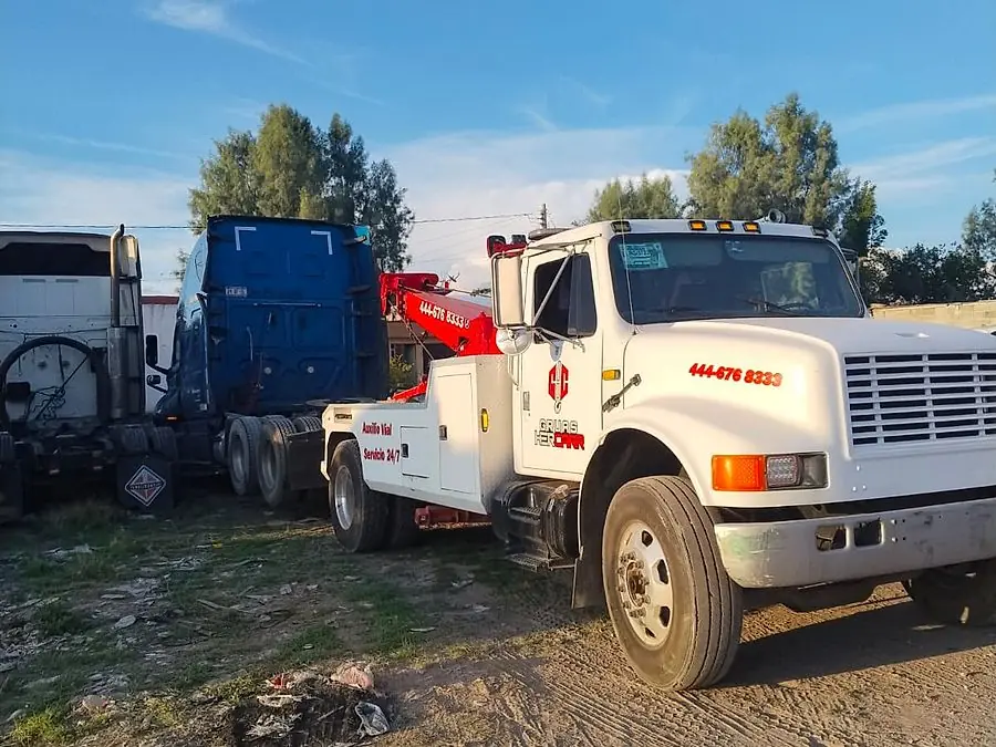 Unidad HERCARR maniobrando un tractocamión en patio